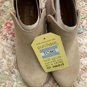 NWT Toms girls suede zip up boots. Size 3.5Y.